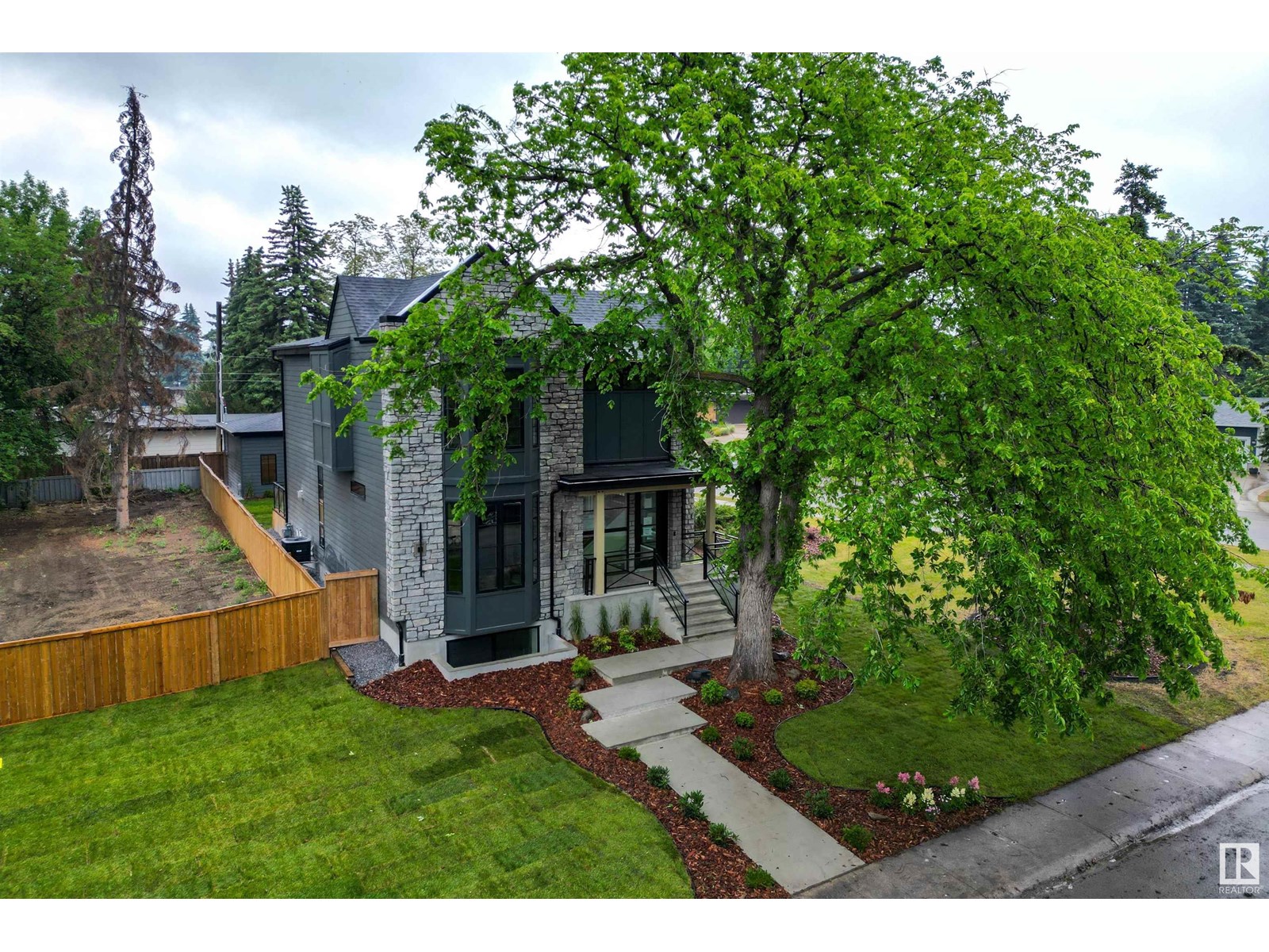 13804 85 AV NW