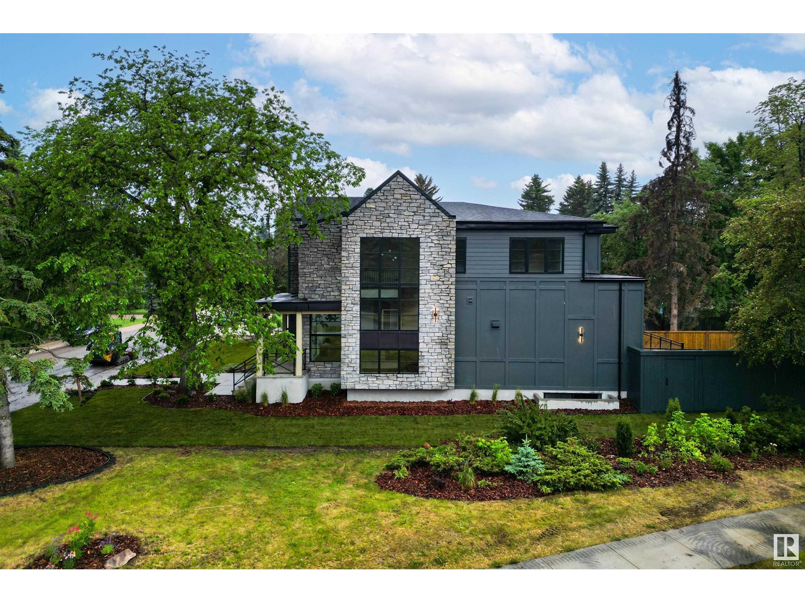13804 85 AV NW