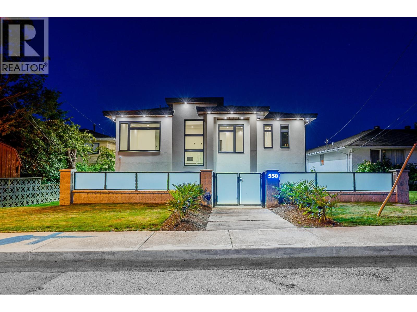 Photo 1 of 37 — 550 RICHMOND STREET, New Westminster, BC V3L4C7