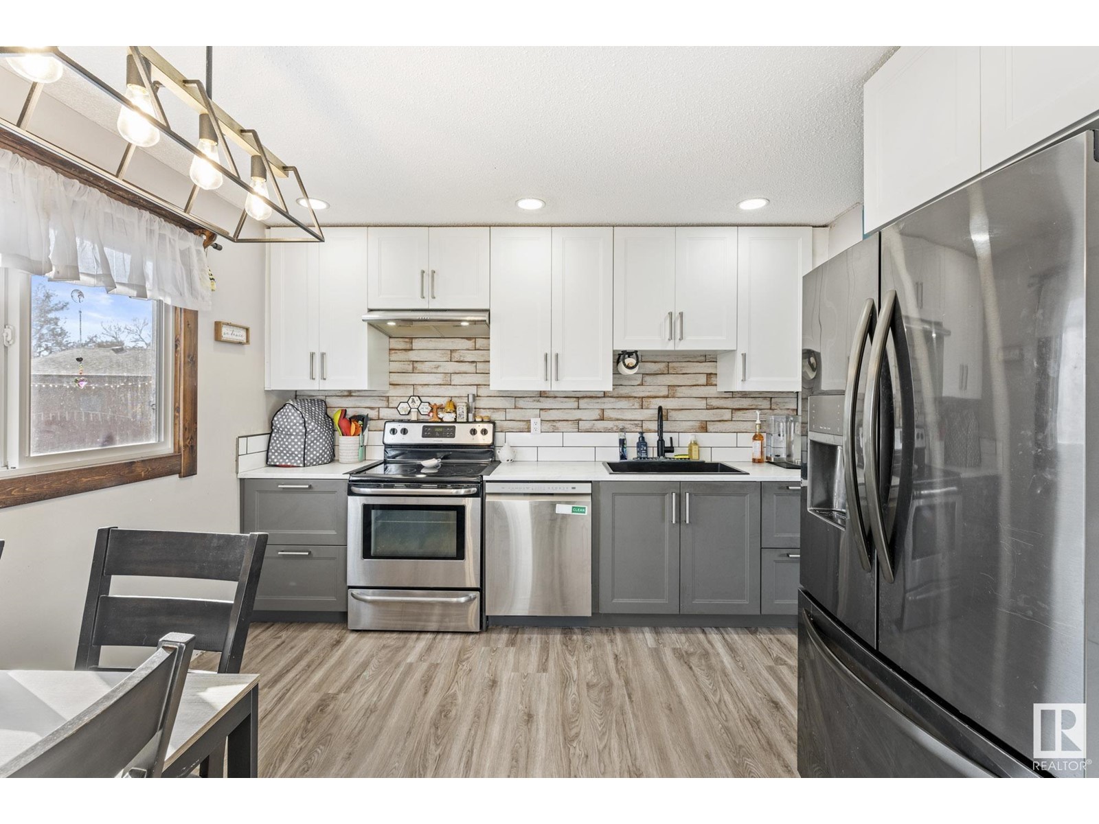 17051 98 ST NW