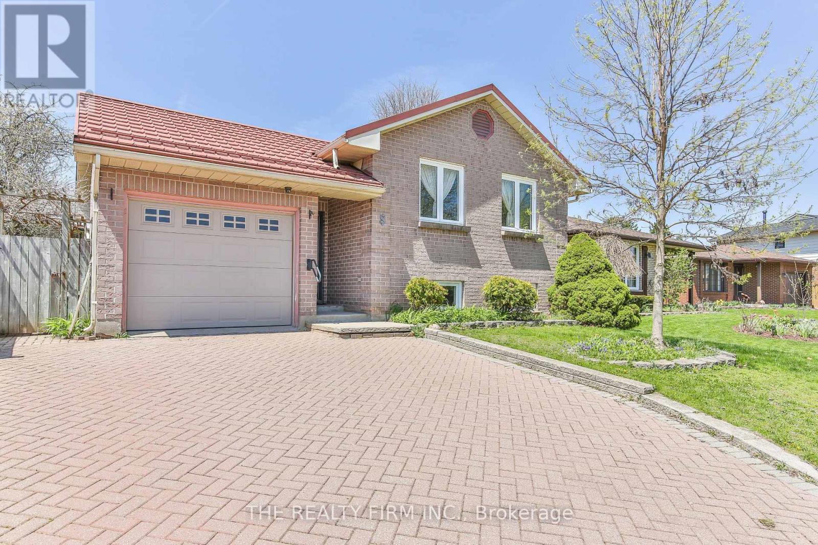 8 QUAIL RIDGE CRESCENT