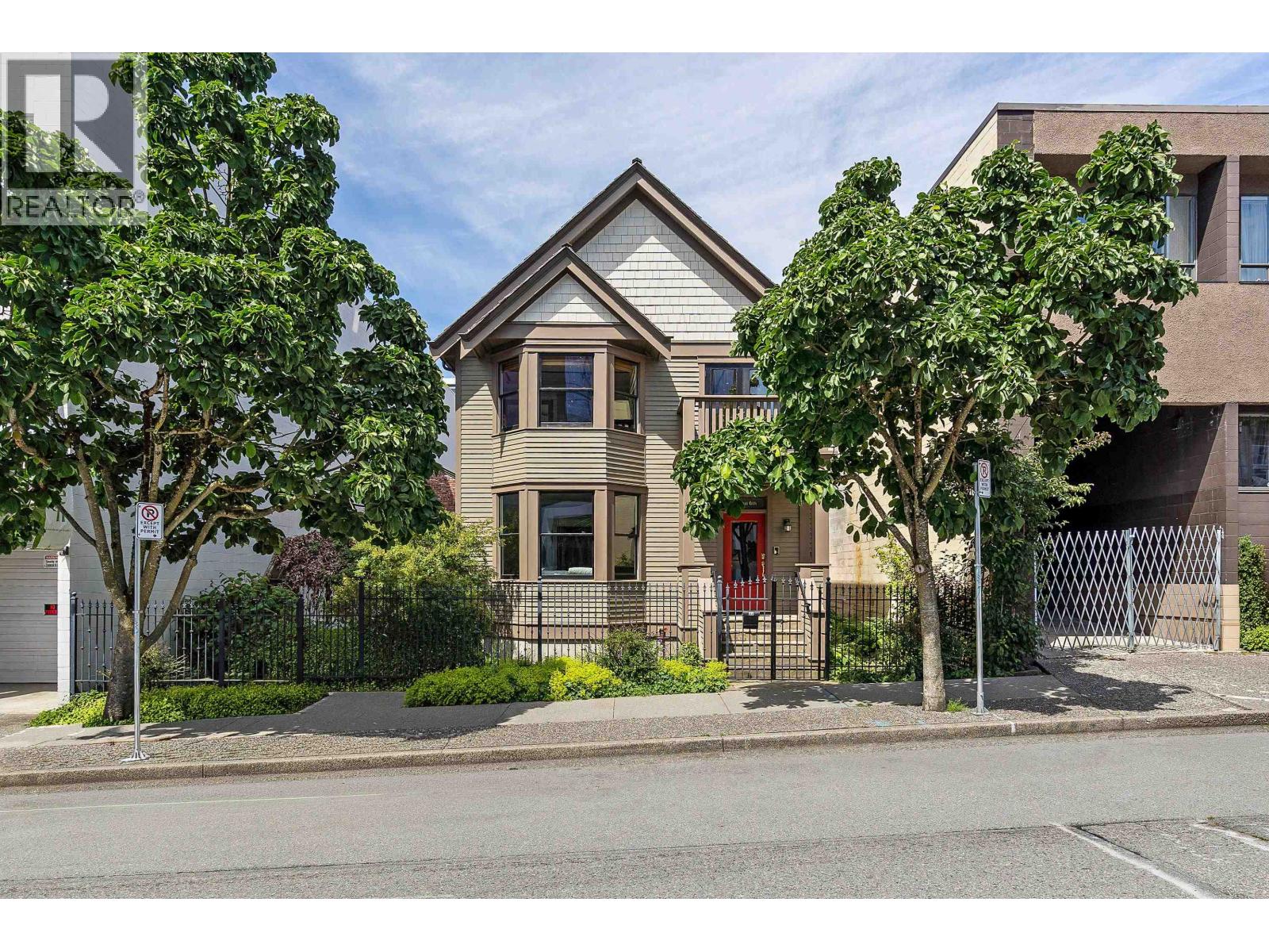 33 E 6TH AVENUE