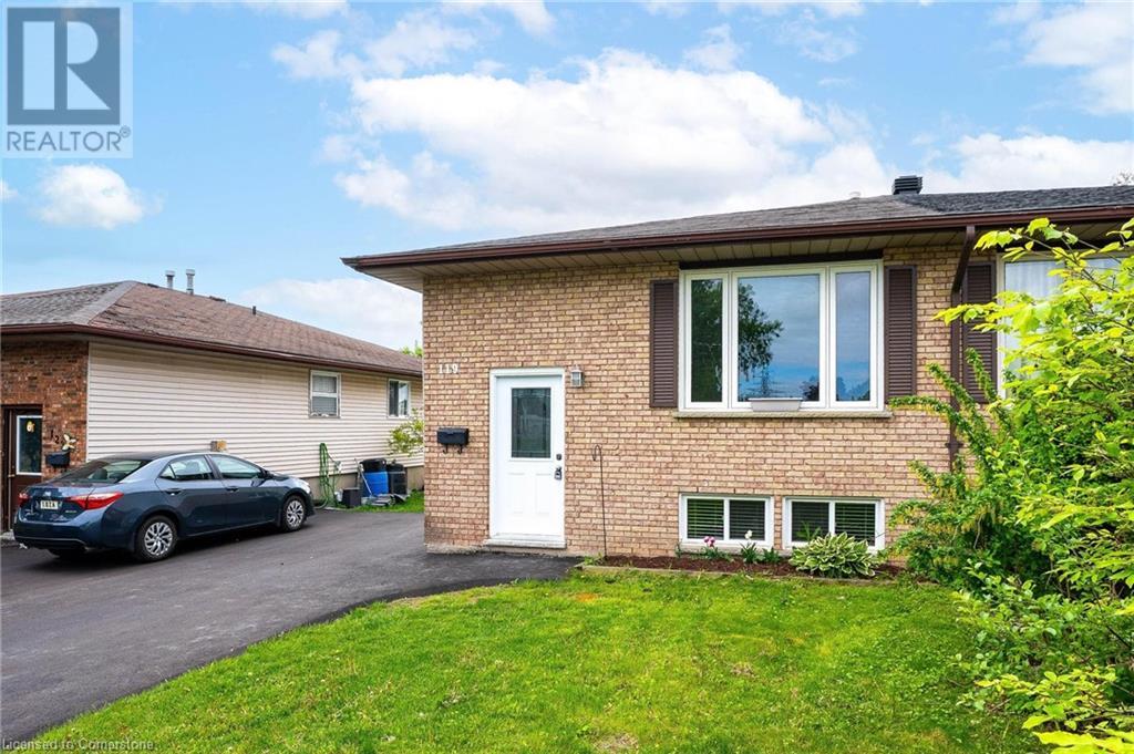 119 NICKOLAS Crescent