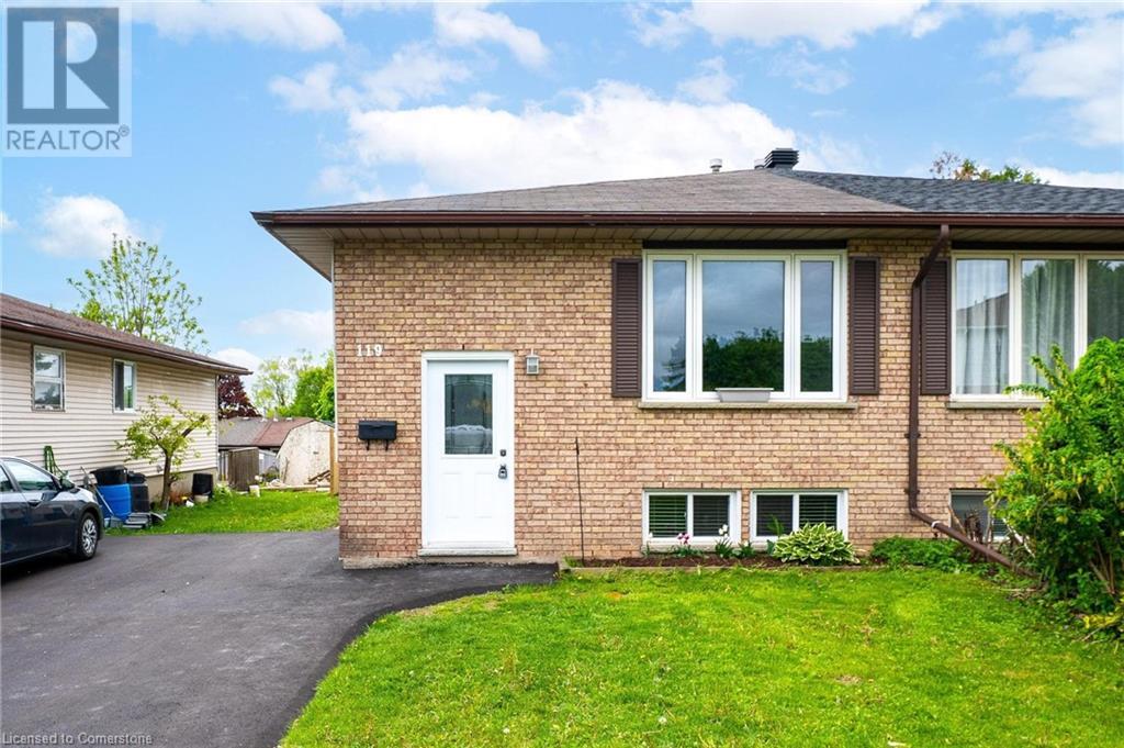 119 NICKOLAS Crescent
