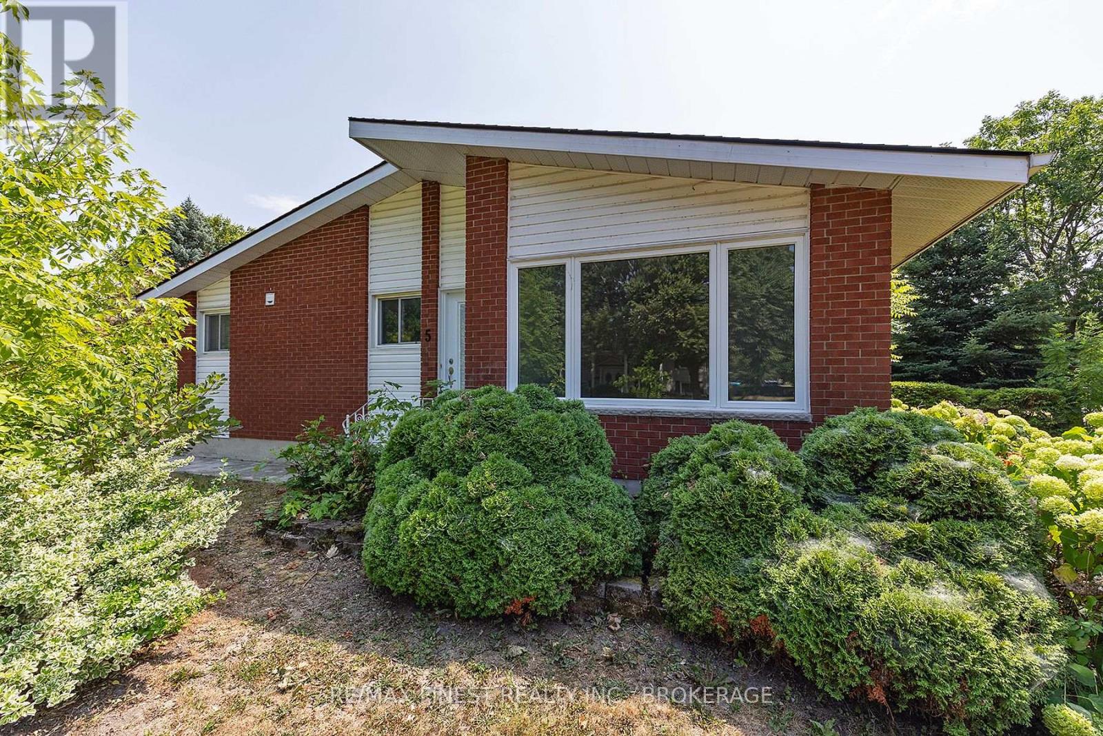 5 MICHAEL GRASS CRESCENT