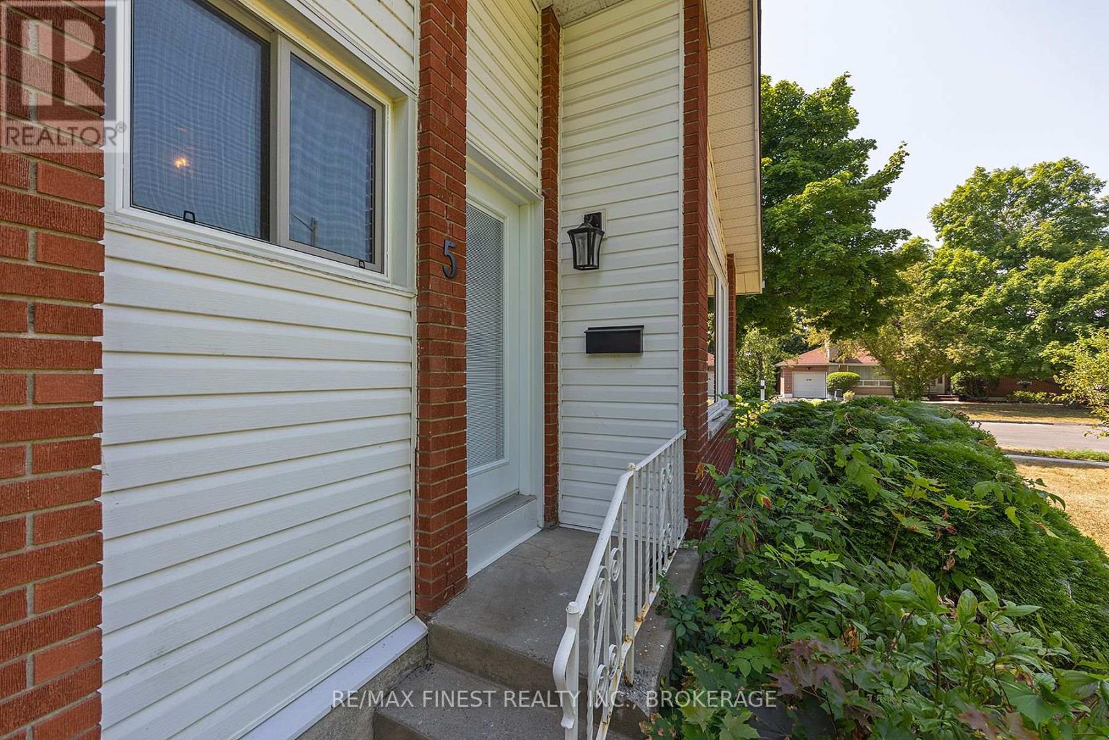 5 MICHAEL GRASS CRESCENT