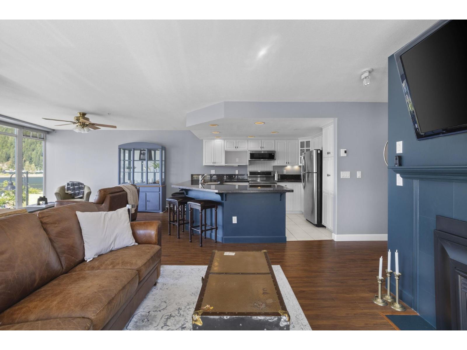 215 328 ESPLANADE AVENUE|Harrison Hot Springs