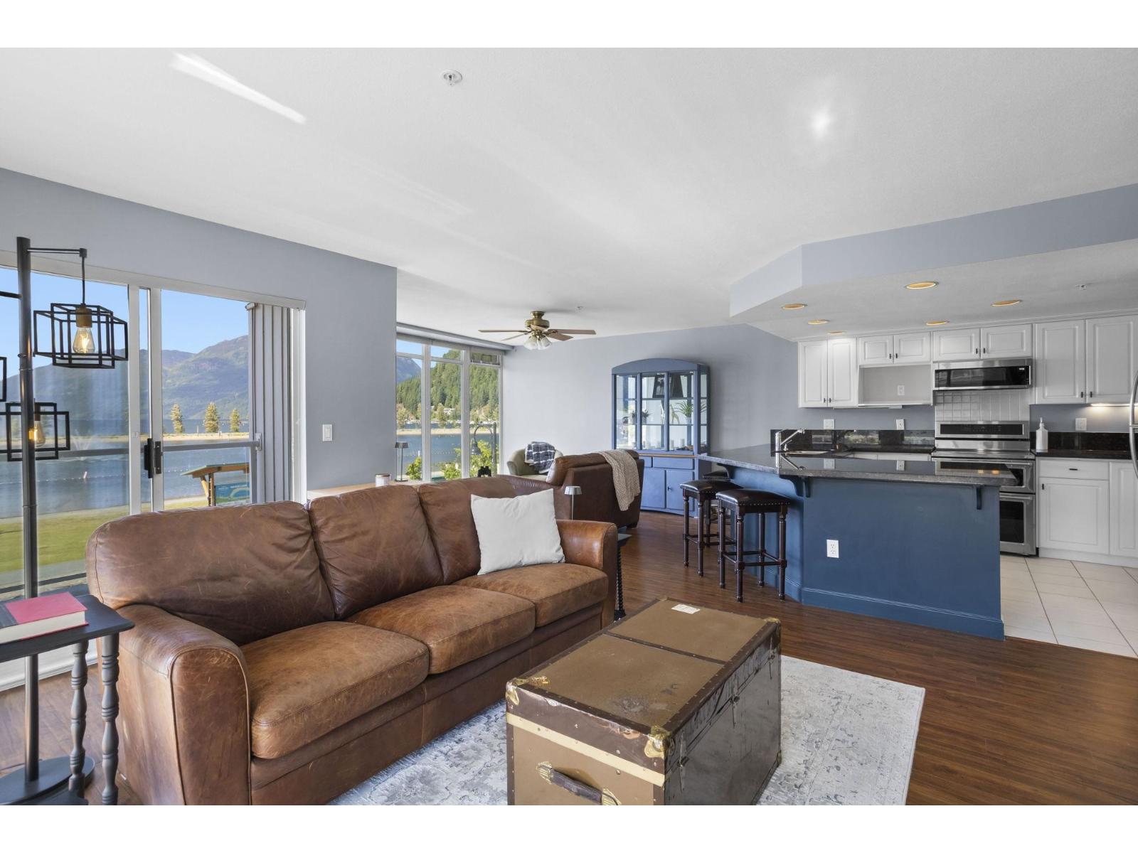 215 328 ESPLANADE AVENUE|Harrison Hot Springs