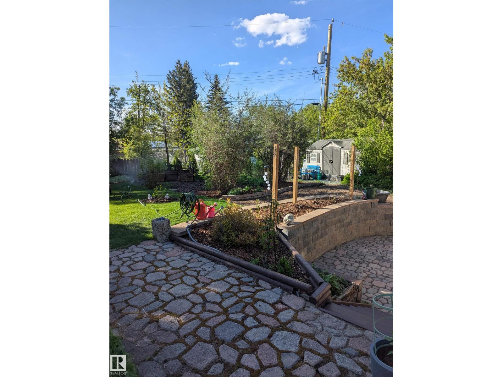 8 GARLAND PL