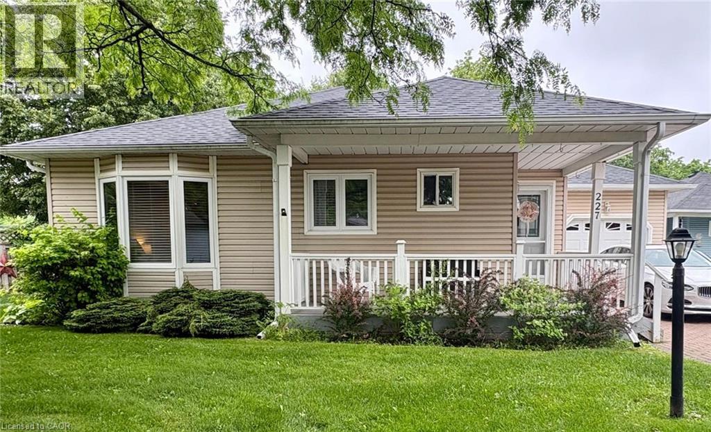 227 SILVERBIRCH Boulevard