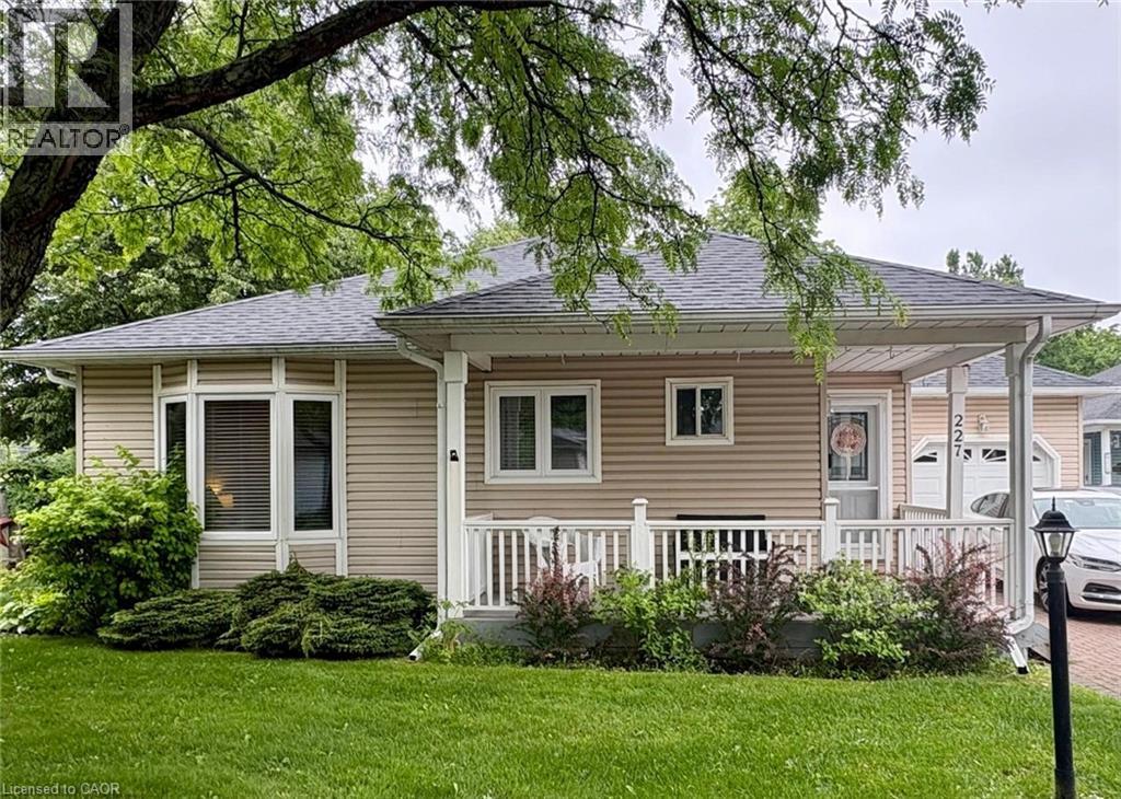 227 SILVERBIRCH Boulevard