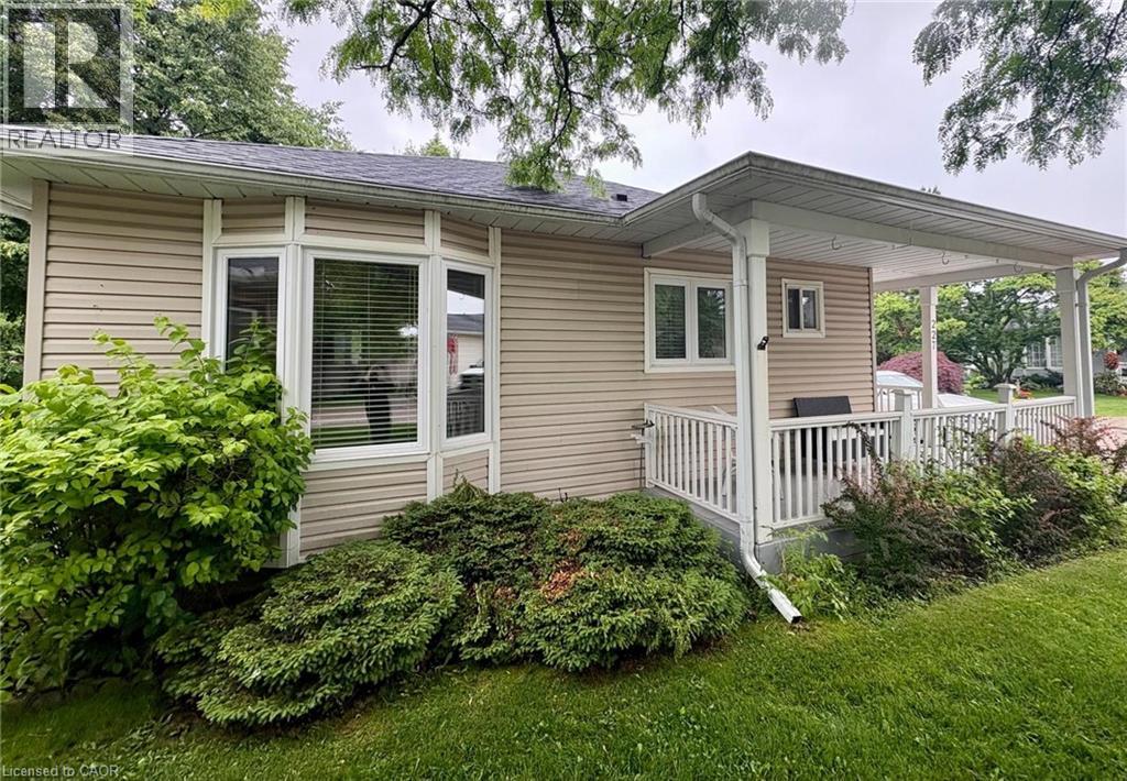227 SILVERBIRCH Boulevard