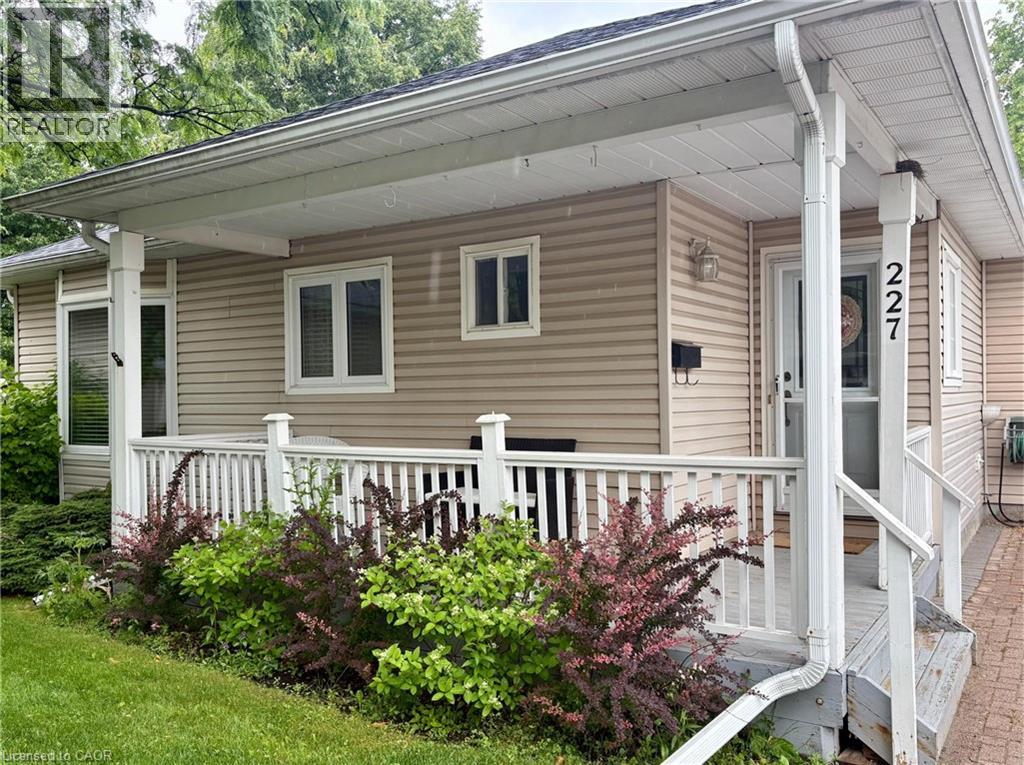 227 SILVERBIRCH Boulevard