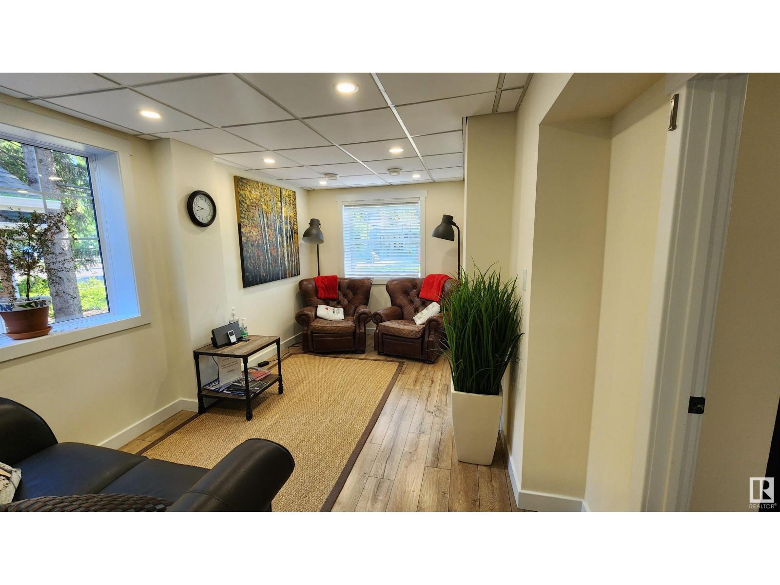8612 104 ST NW