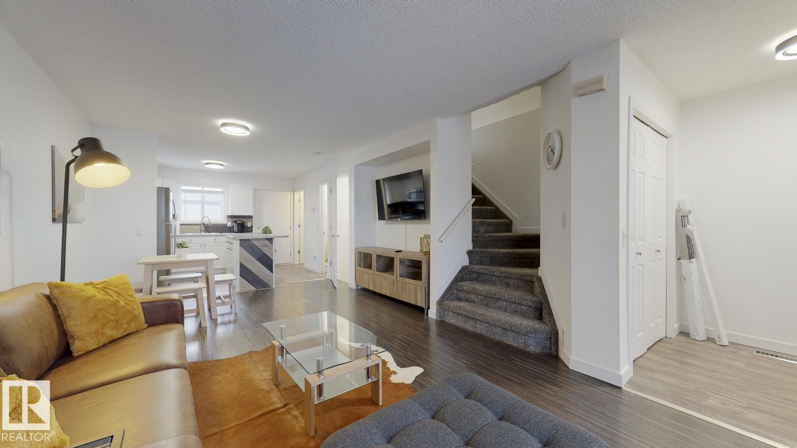 #52 10909 106 ST NW