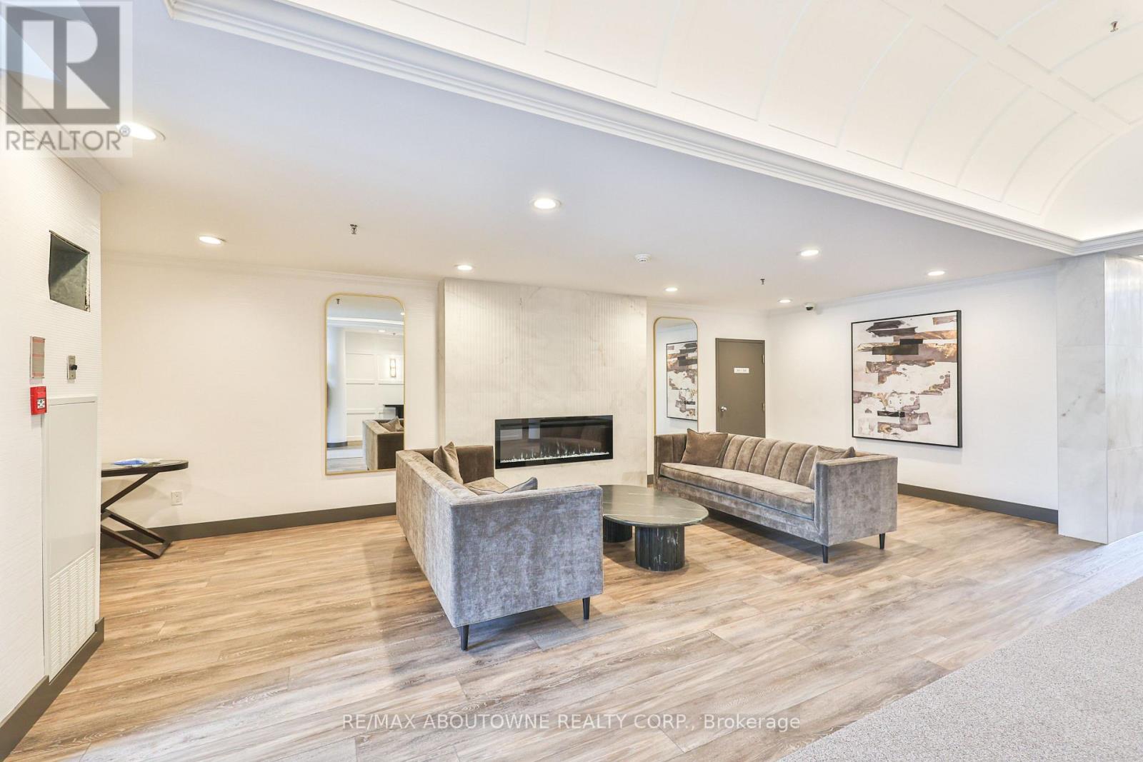 404 - 185 ROBINSON STREET