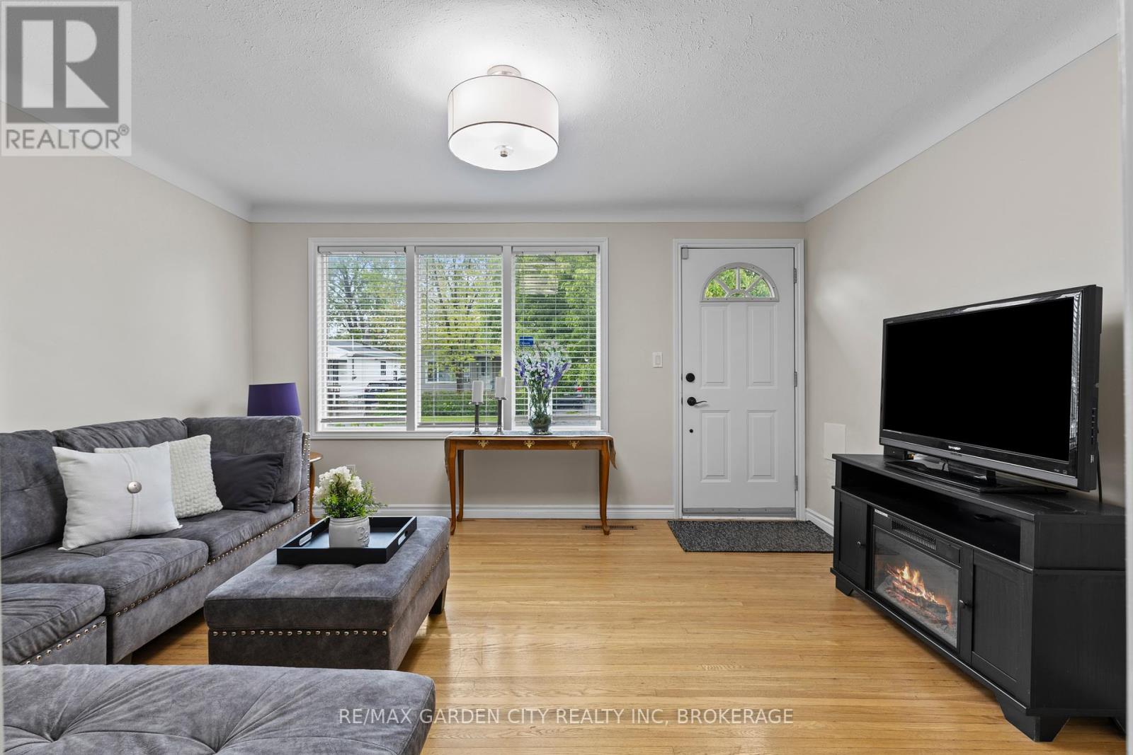 19 OAKWOOD AVENUE