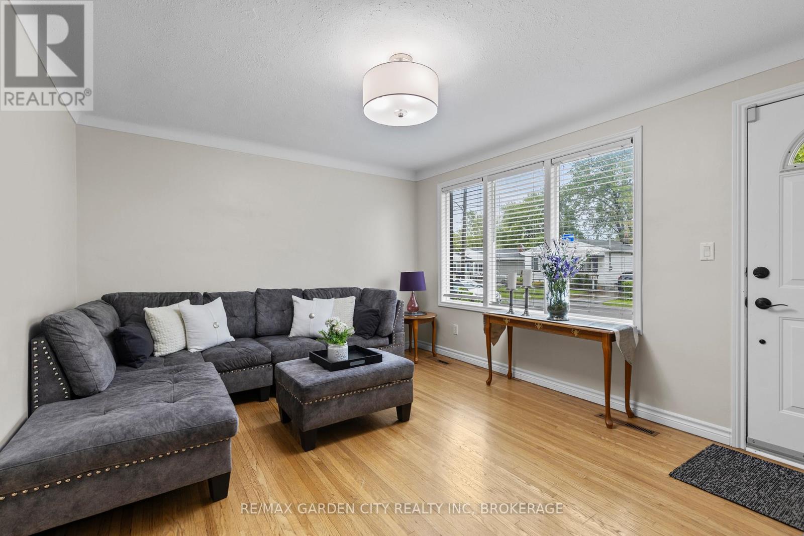 19 OAKWOOD AVENUE