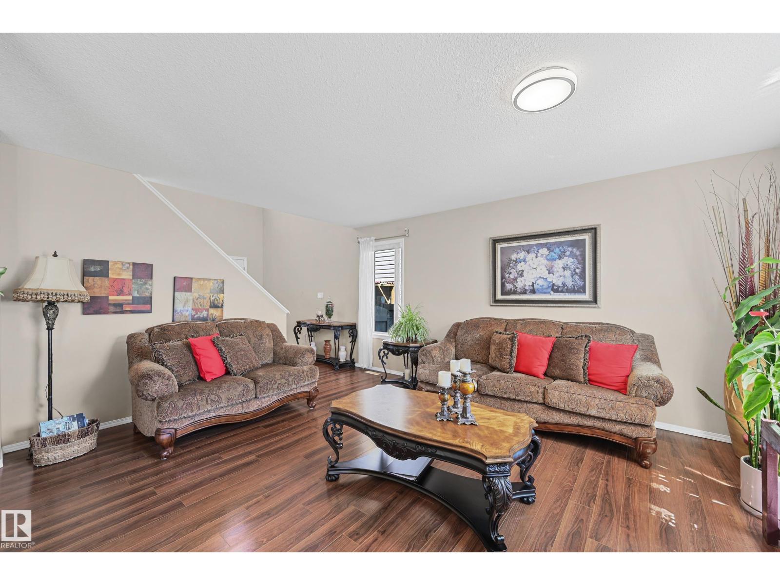 3371 25 AV NW