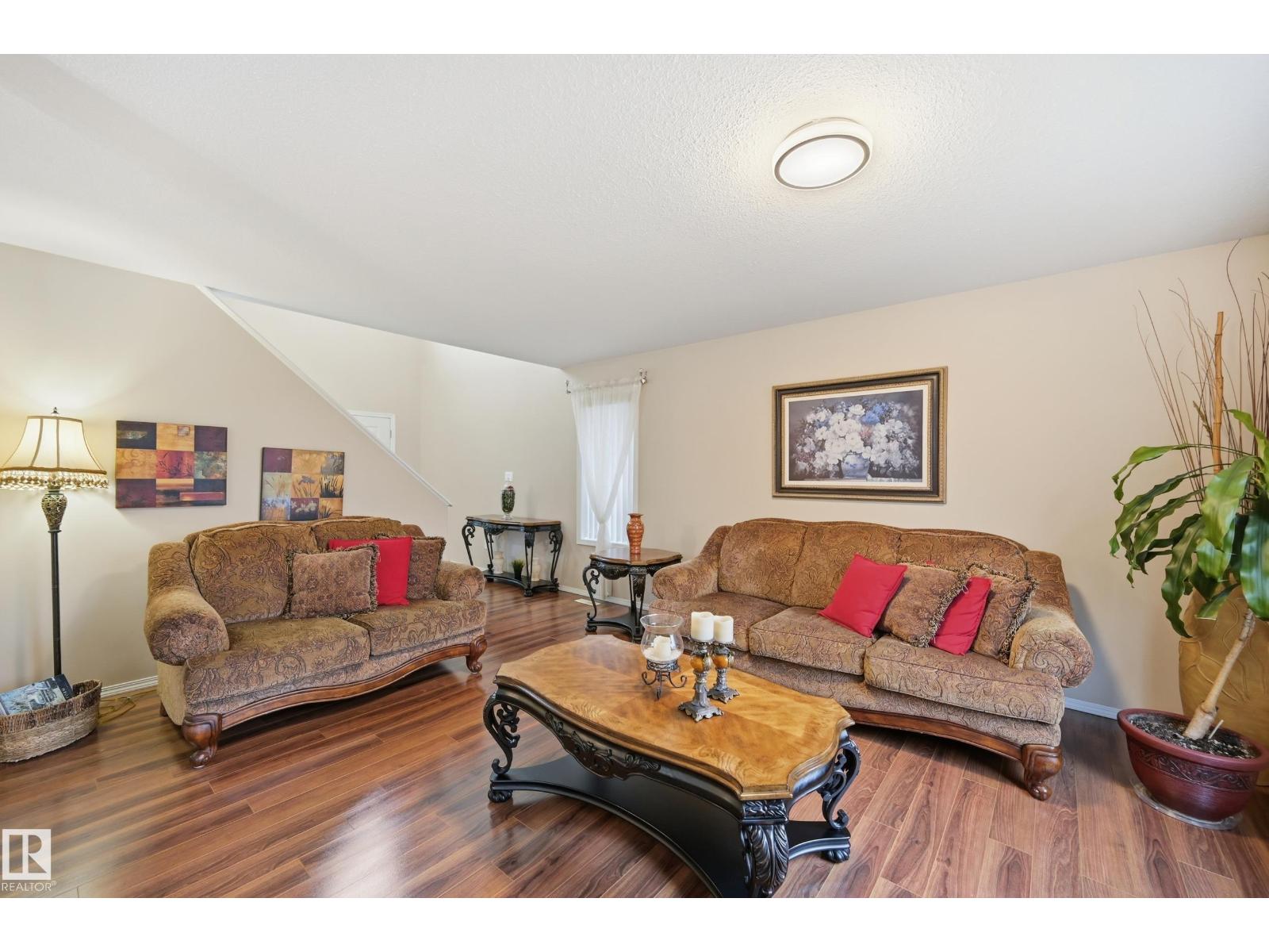 3371 25 AV NW