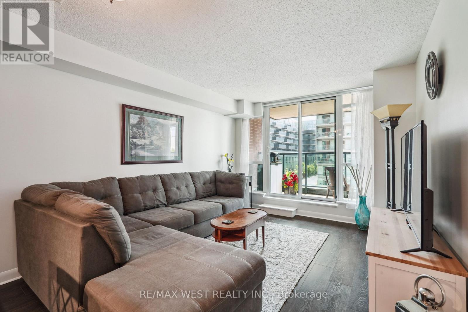 349 - 525 WILSON AVENUE