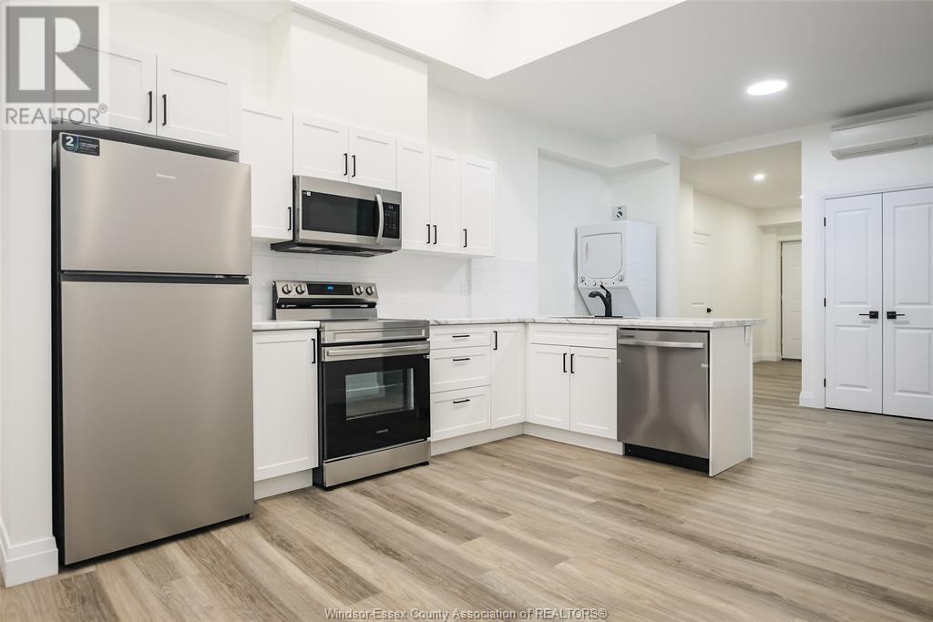 1233 University AVENUE West