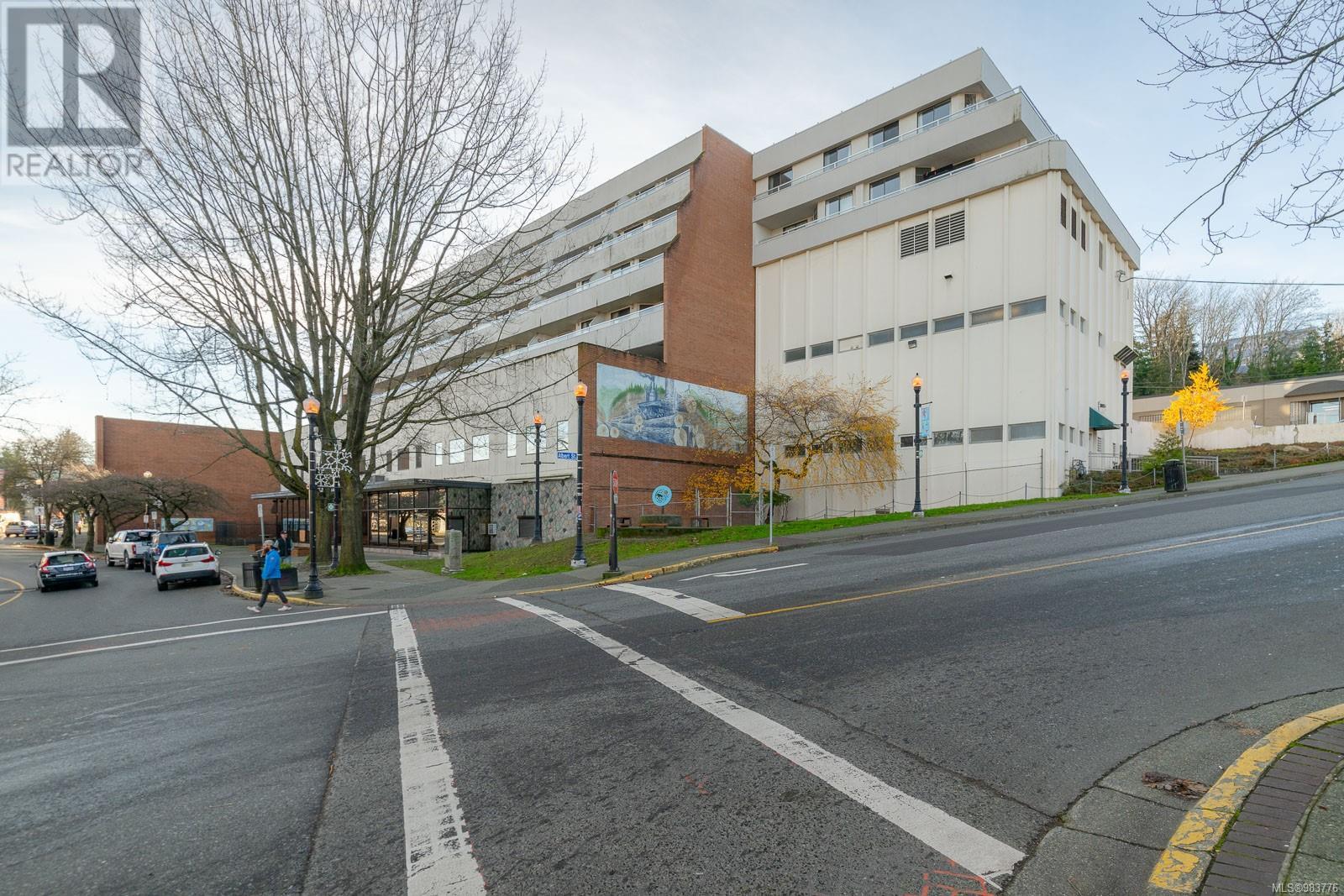 13 Victoria Cres