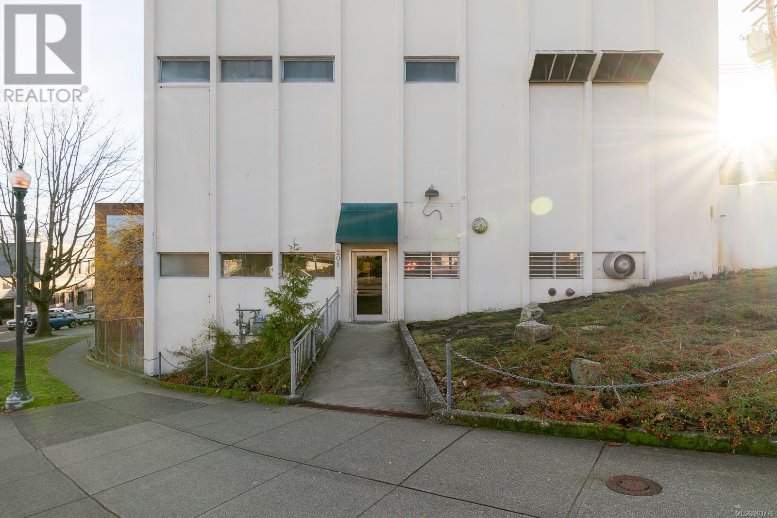 13 Victoria Cres