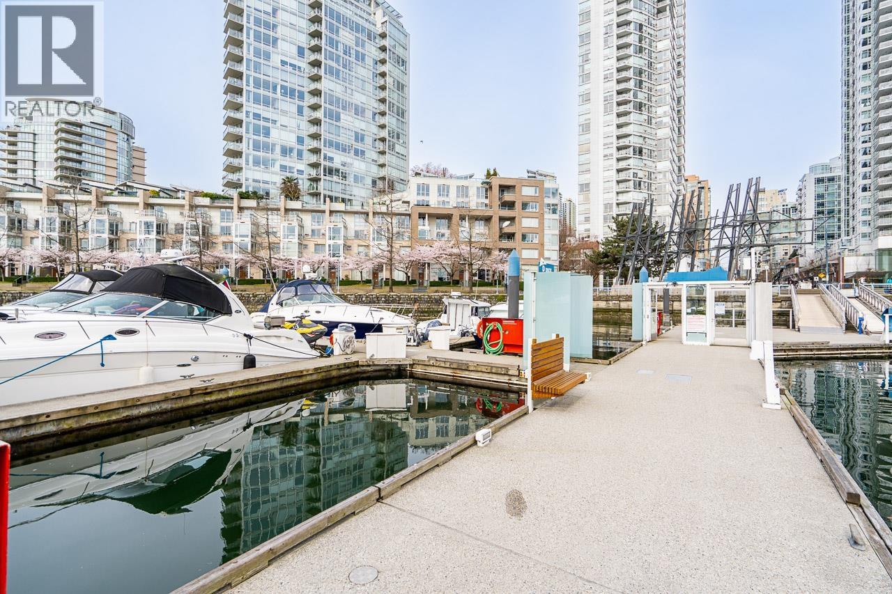 D7 1088 MARINASIDE CRESCENT