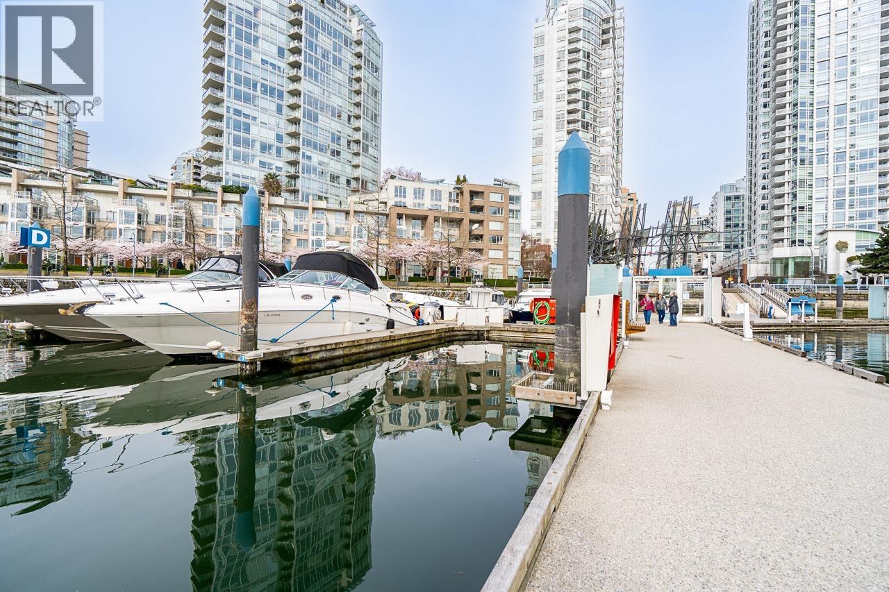 D7 1088 MARINASIDE CRESCENT