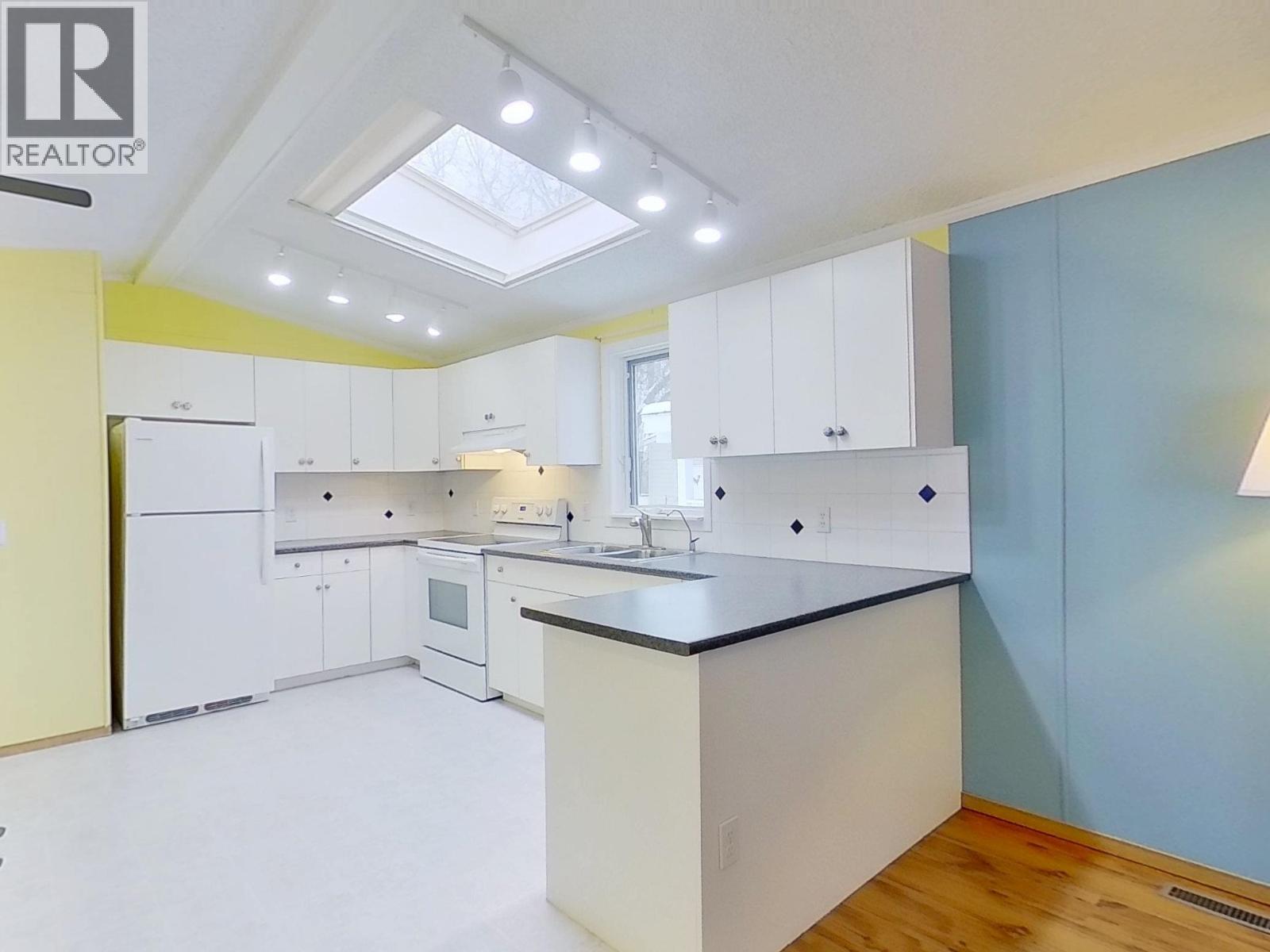 7 2121 BALSAM AVENUE