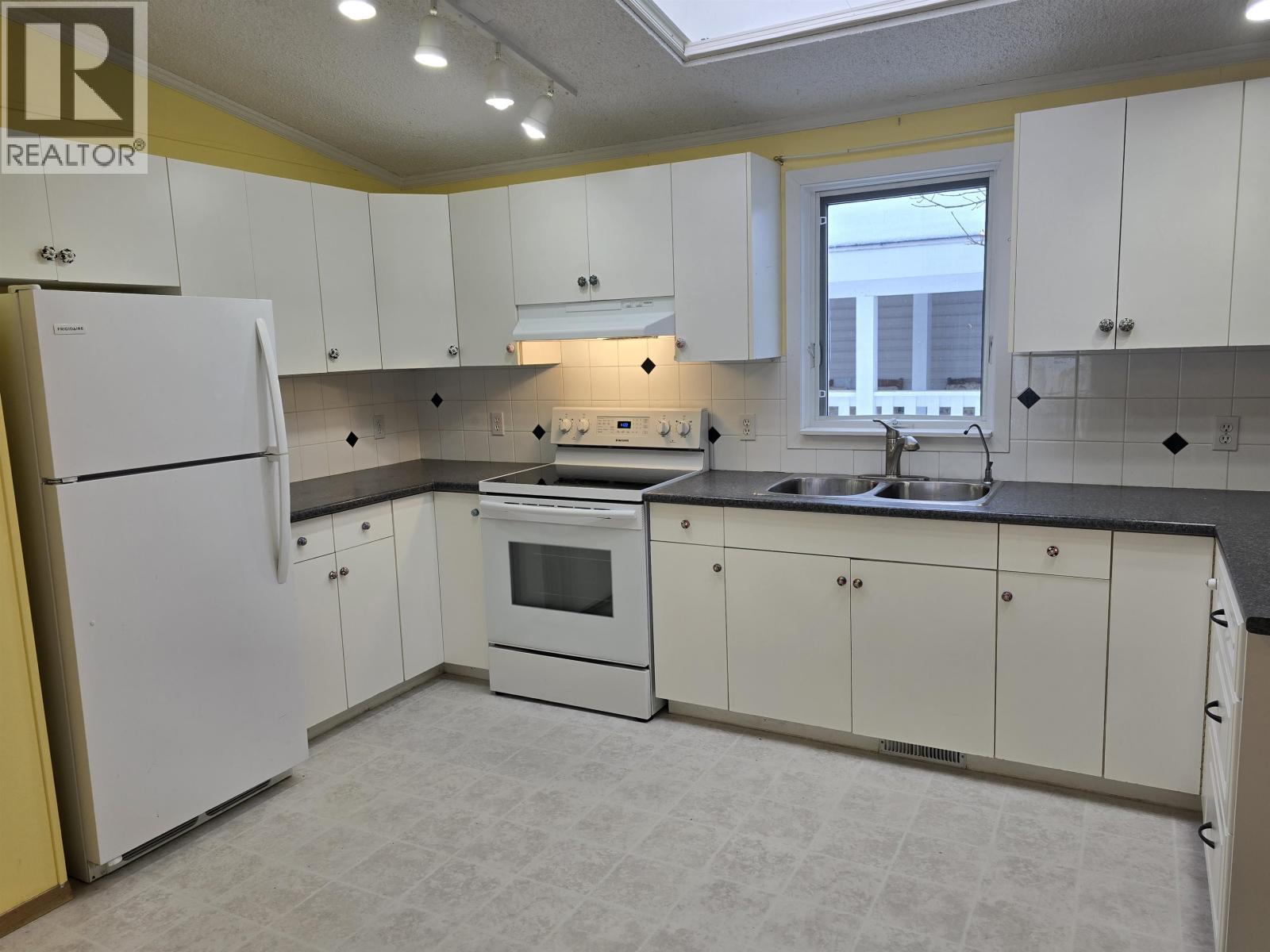 7 2121 BALSAM AVENUE