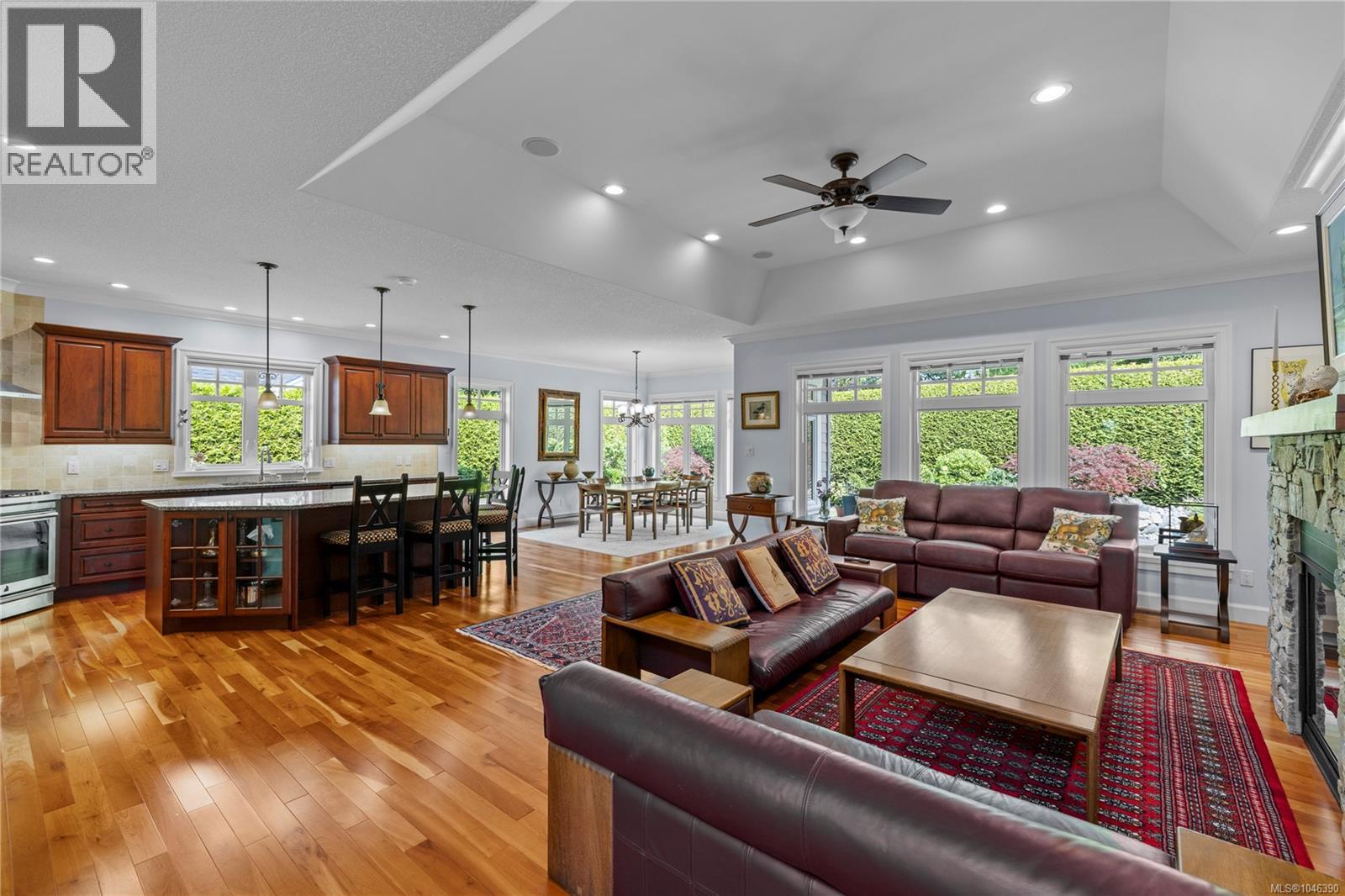983 Bluffs Dr