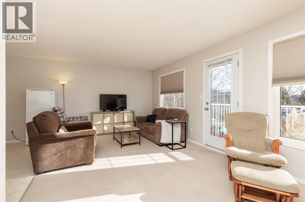 3, 11 Highlands Place W