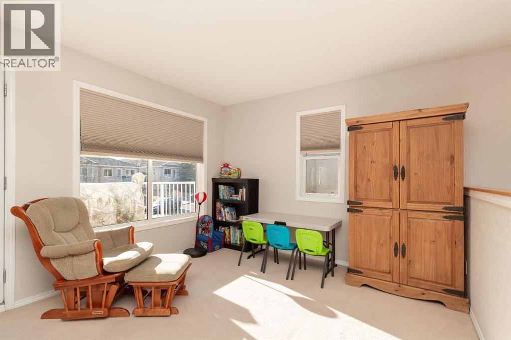 3, 11 Highlands Place W