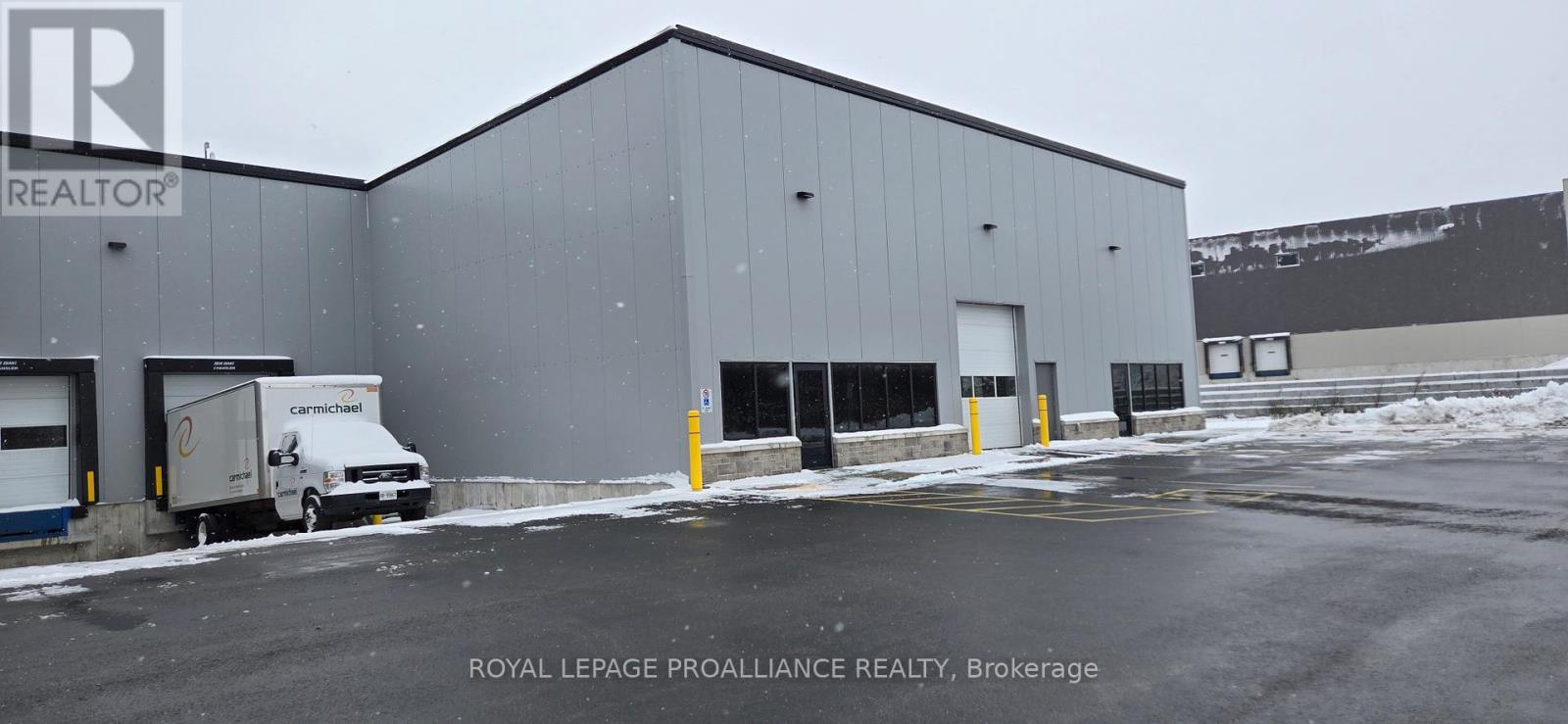 B - 296 UNIVERSITY AVENUE