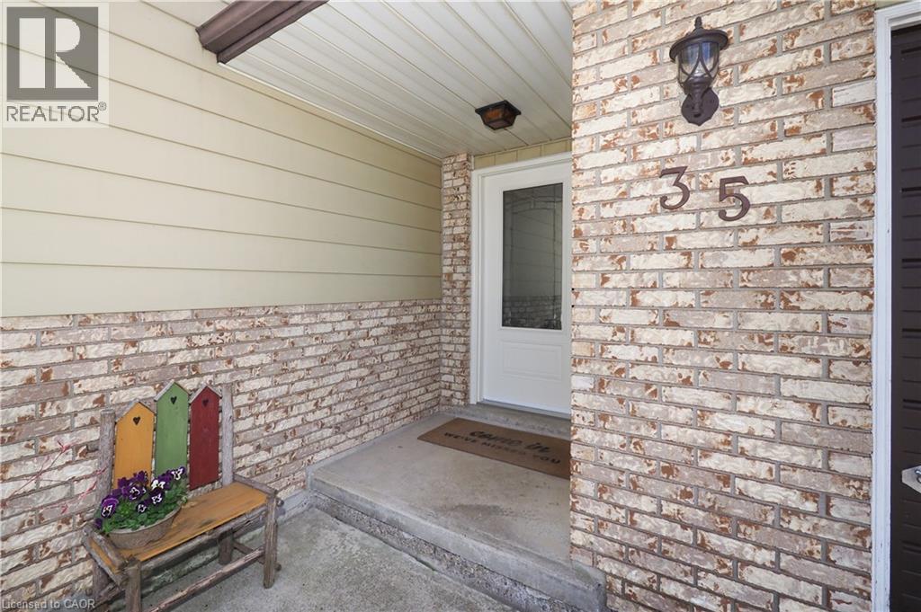 35 REINER Crescent