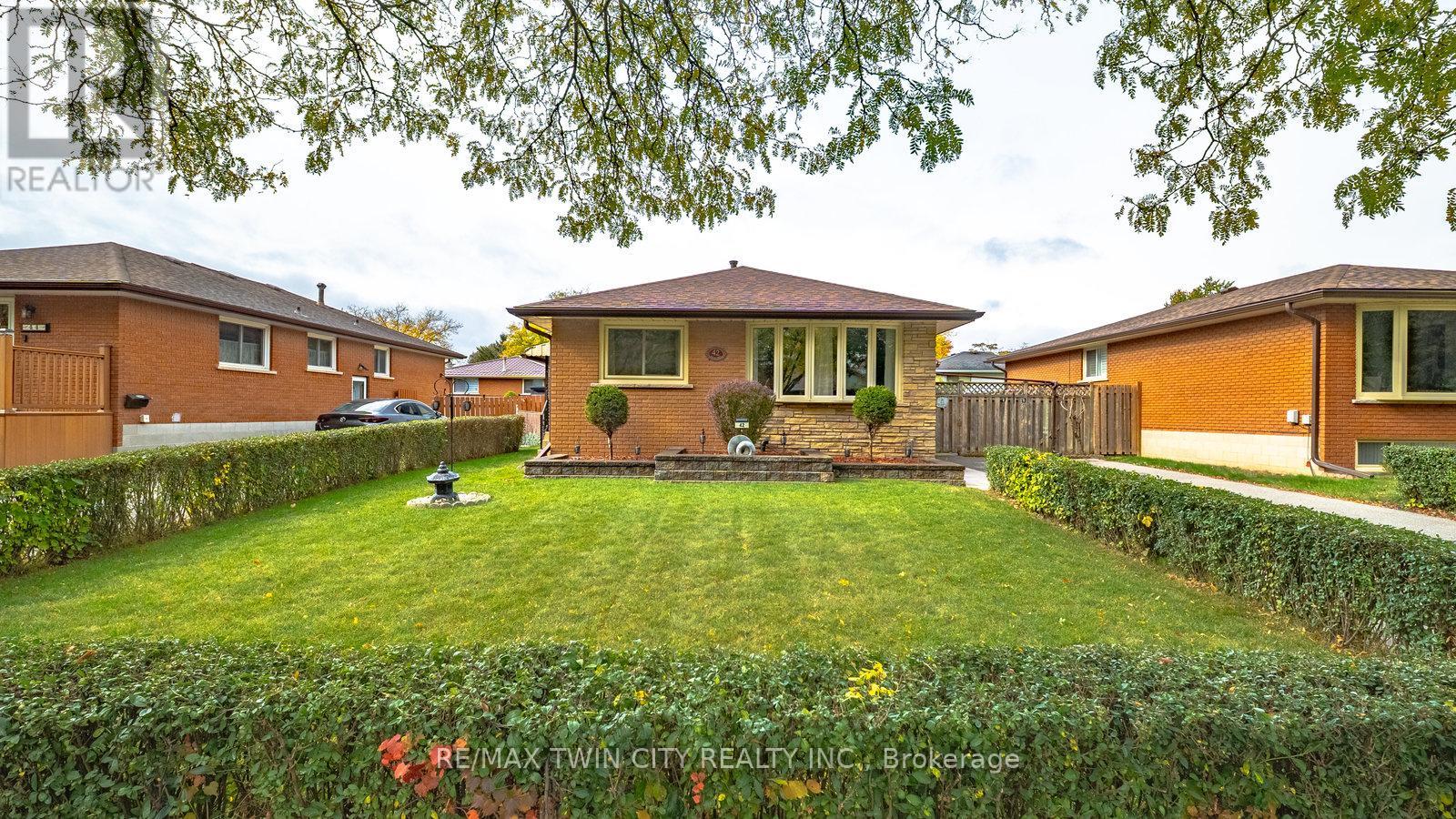 42 PALM CRESCENT