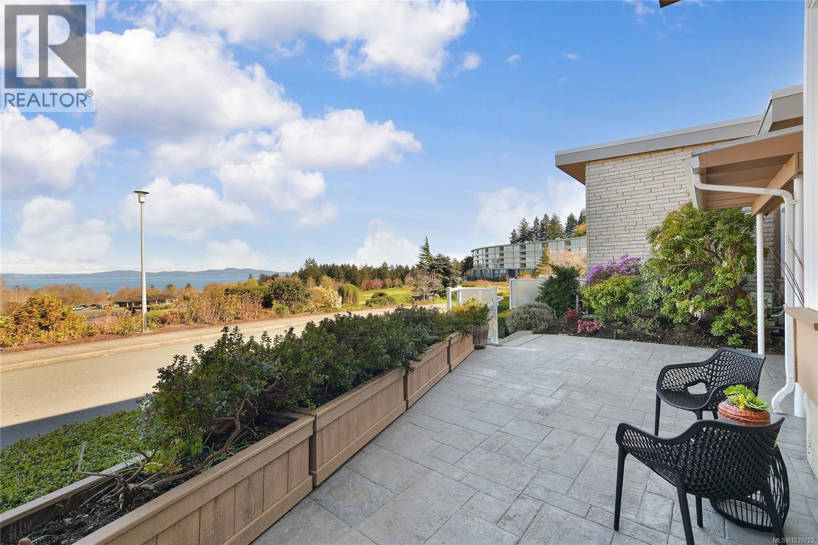 5392 Sayward Hill Cres