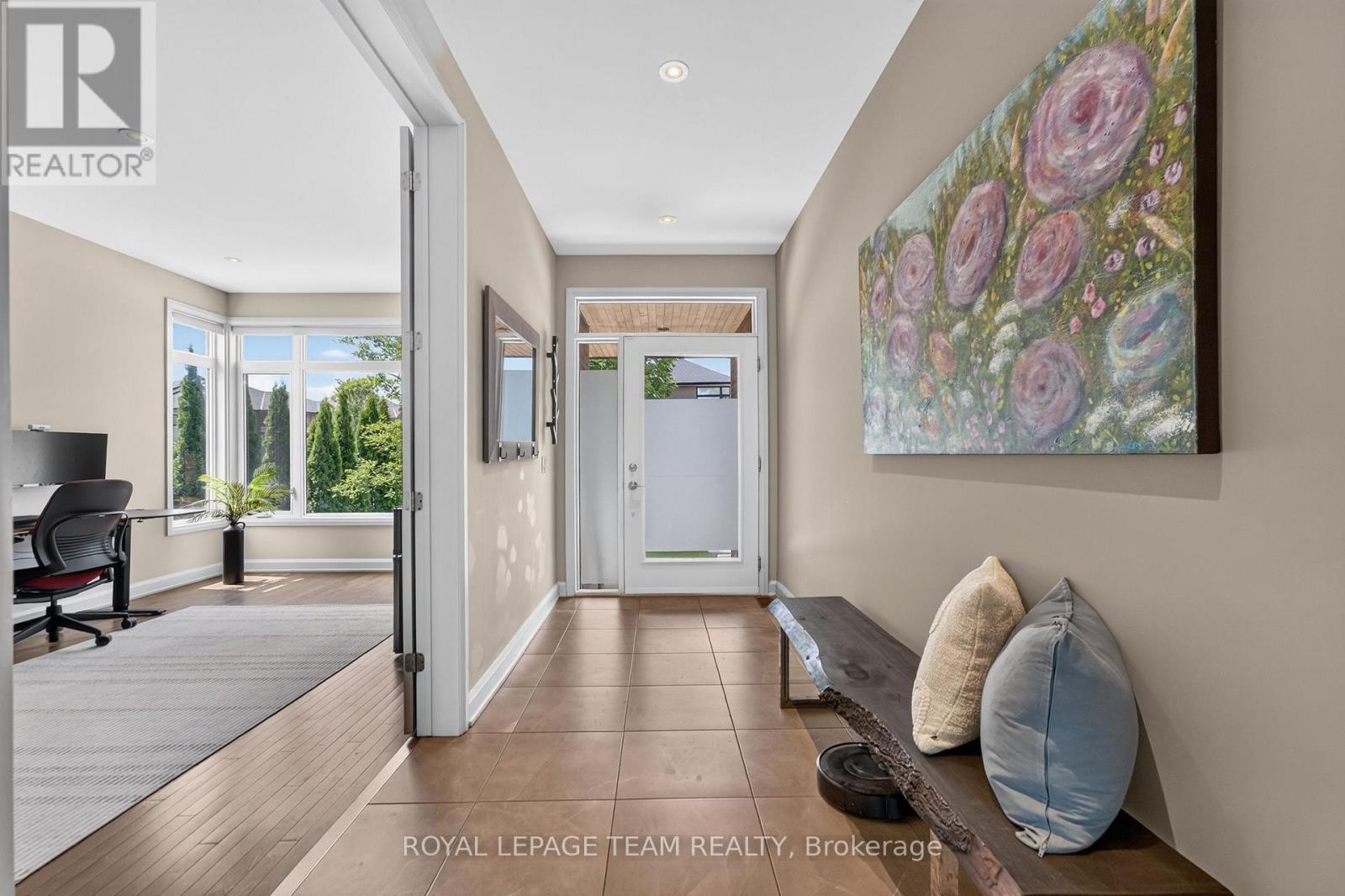 252 SUNNYRIDGE CRESCENT
