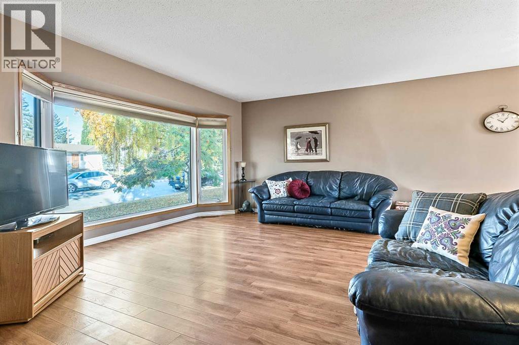 2628 Lionel Crescent SW