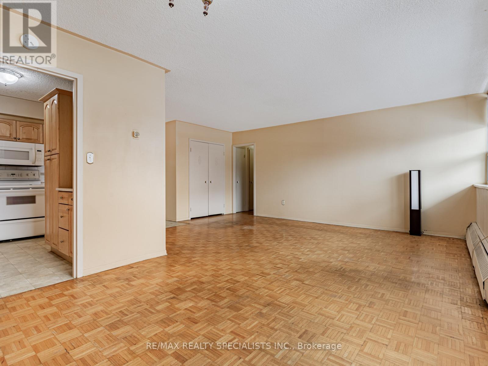 401 - 151 LA ROSE AVENUE