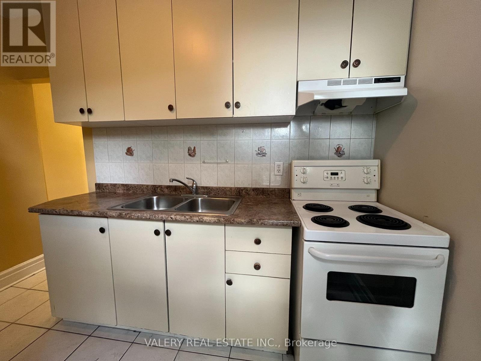 Photo 1 of 11 — 1 - 1113 DAVENPORT RD ROAD Unit 1, Toronto (Wychwood), ON M6G2C3