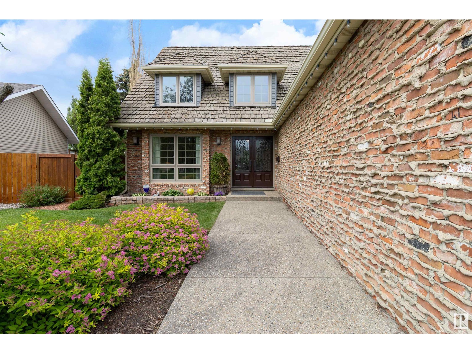 433 VILLAGE DR