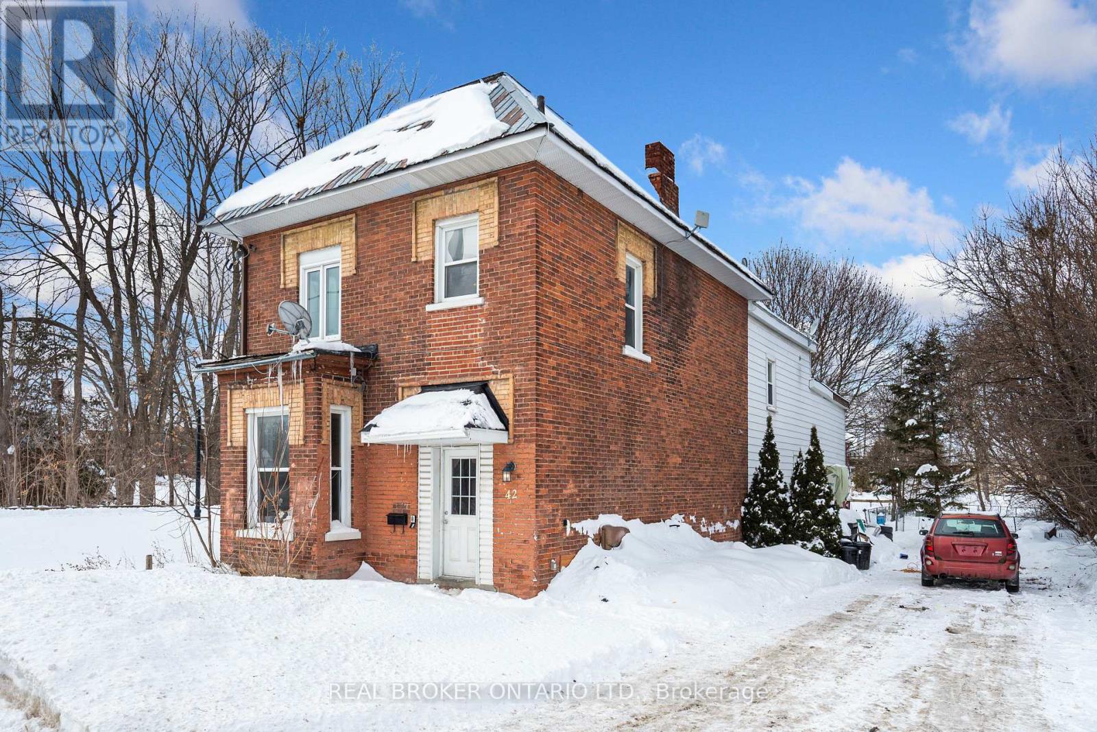 42 DANIEL STREET N