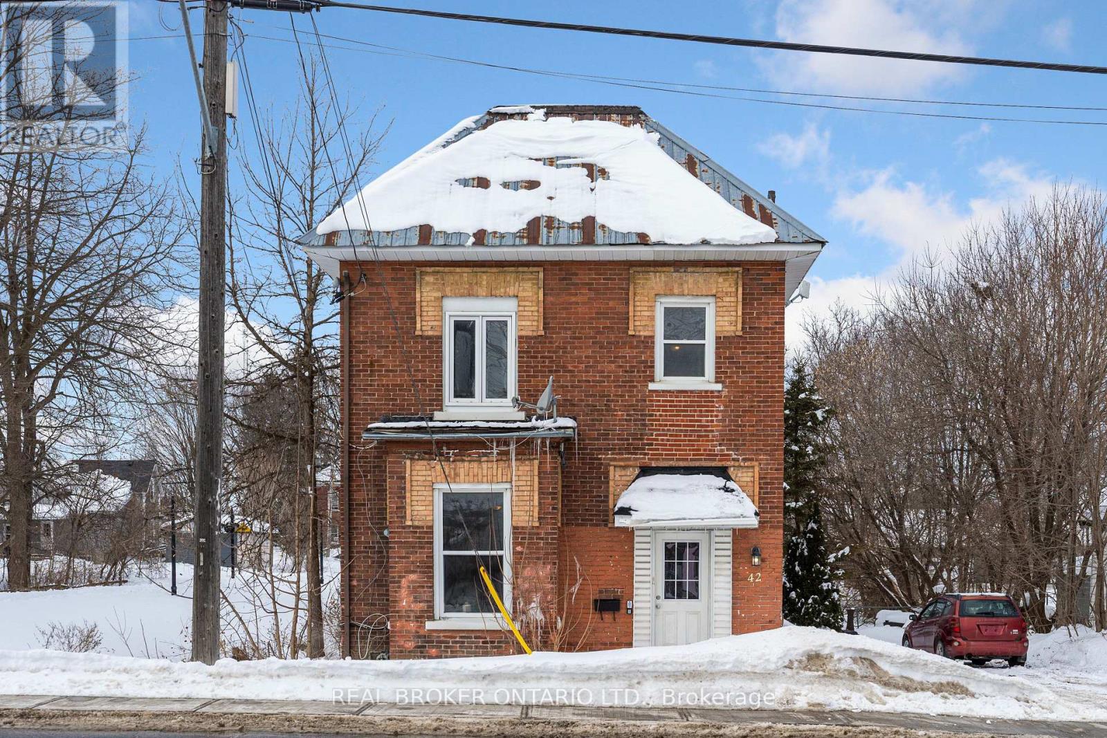 42 DANIEL STREET N