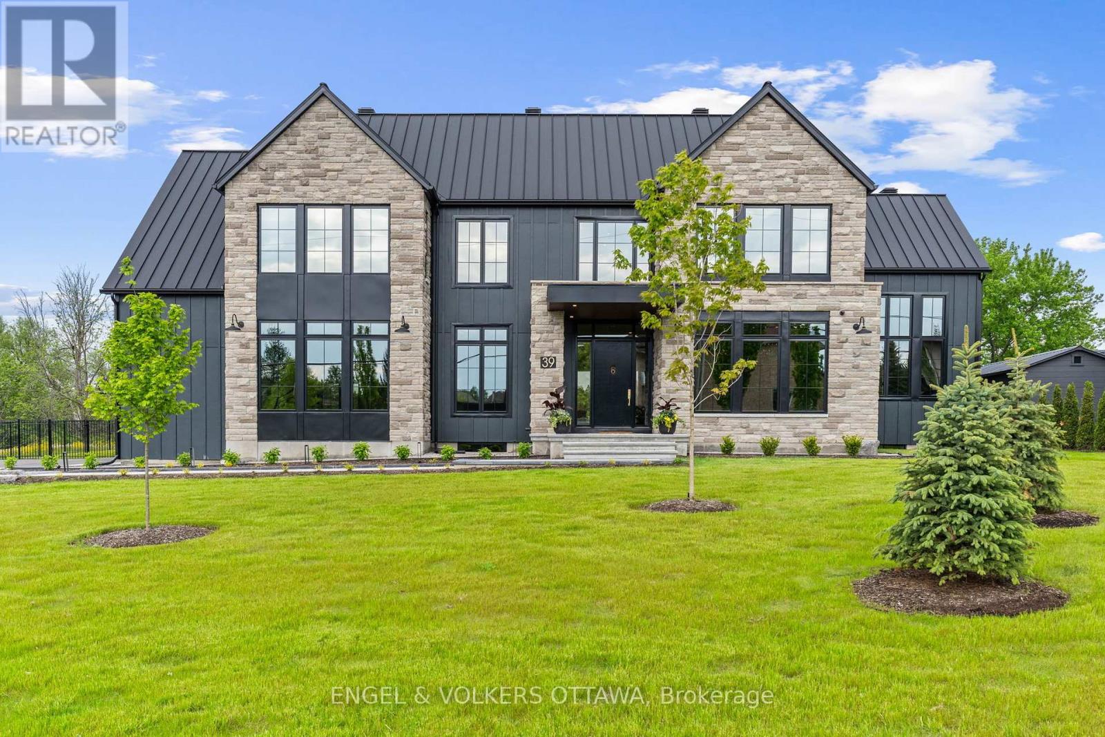 39 WINDING WAY