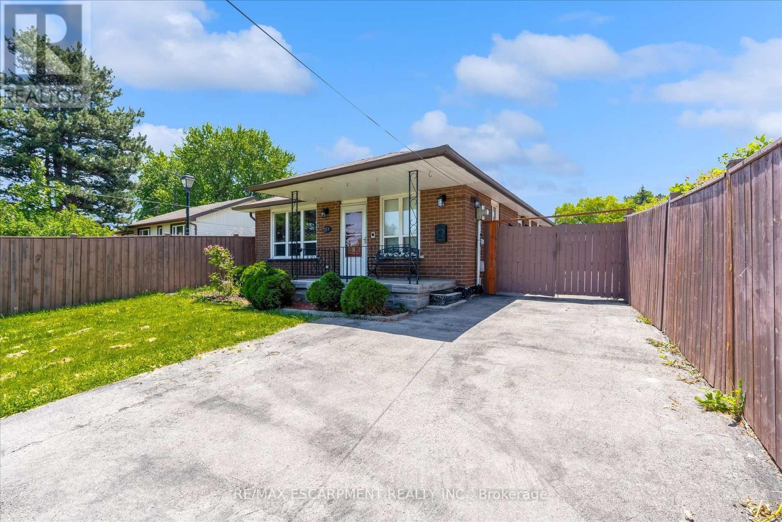 Photo 1 of 37 — 261 LIMERIDGE ROAD W, Hamilton (Rolston), ON L9C2V4