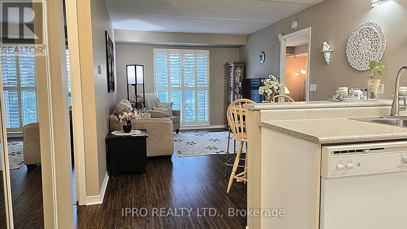 207 - 25 VIA ROSEDALE WAY