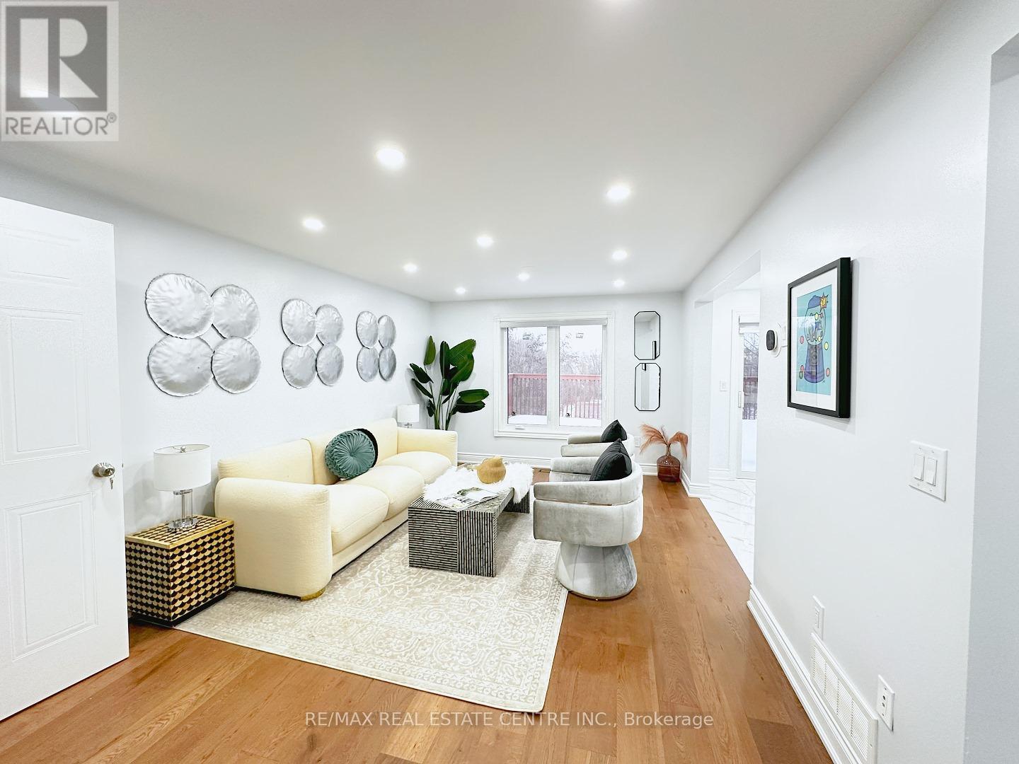 498 BANKSIDE DRIVE